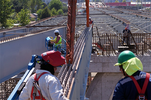 VIALIDAD DEL BIOBÍO AVANZA EN INSTALACIÓN DE VIGAS QUE UNIRÁN EL PUENTE BICENTENARIO CON EL VIADUCTO CHACABUCO EN CONCEPCIÓN  