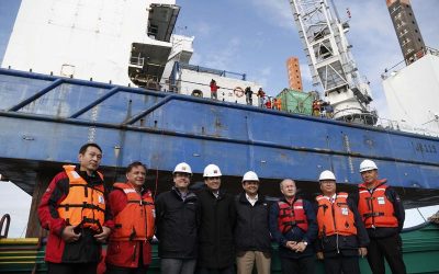 Ministros Peñailillo y Undurraga inspeccionan plataforma de sondajes para puente en Chacao