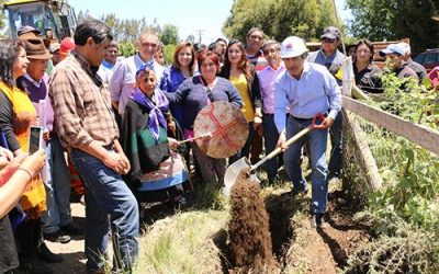 MOP Y VECINOS DE MOLCO – CAUTÍN, INSTALAN PRIMERA PIEDRA PARA LA PAVIMENTACIÓN DE LA RUTA S-494 MAQUEHUE-BOROA-RAGÑINTULEUFU