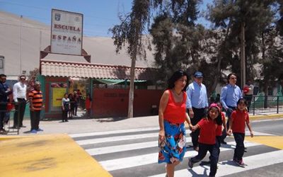 NIÑOS DE ESCUELA ESPAÑA AHORA CUENTAN CON PARADERO PARA EVITAR ACCIDENTES