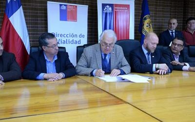 INTENDENTE DE LOS LAGOS FIRMÓ MANDATO DE REPOSICIÓN DE LA PASARELA LEÓN EN COCHAMÓ.