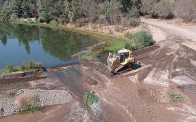 MAQUINARIA DE VIALIDAD RESTITUYE CAUCE DEL RÍO MATAQUITO EN LICANTÉN