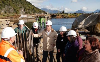 MINISTRO DE OBRAS PÚBLICAS, ALBERTO UNDURRAGA, INSPECCIONA CONSTRUCCIÓN DE NUEVO PUENTE PARA AYSÉN, QUE ESTARÁ HABILITADO A FINES DE ESTE AÑO