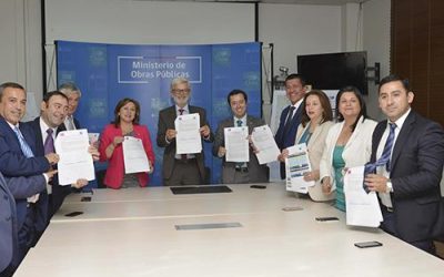 MINISTRO DE OBRAS PÚBLICAS FIRMA CONVENIO PARA PAVIMENTACIÓN DE LA CARRETERA AUSTRAL EN AYSÉN