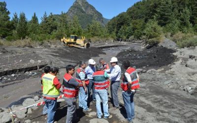 Ministro Undurraga inspecciona reconstrucción de puente destruido en crecida de río por erupción de Volcán Villarrica