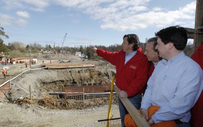 Ministro Golborne inspecciona trabajos de construcción de puente Cau Cau en Valdivia