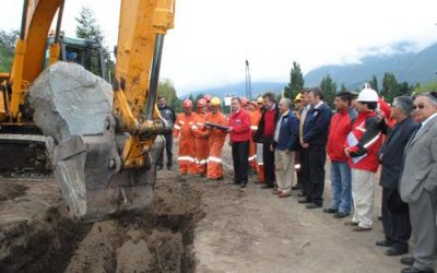 Autoridades de Gobierno colocan primera piedra del puente Medina