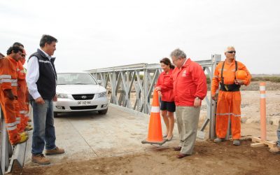 MOP termina instalación de puente mecano en la desembocadura del río Lluta