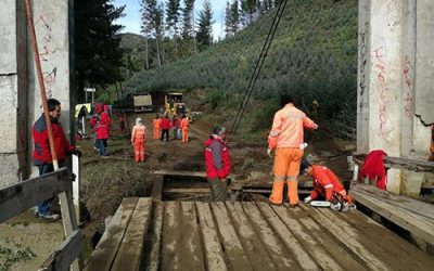 LAS DIRECCIONES DE VIALIDAD Y OBRAS HIDRÁULICAS MANTIENEN EQUIPOS EN TERRENO PARA LABORES DE LIMPIEZA Y HABILITACIÓN DE PUENTE