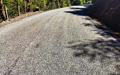 IMPORTANTE AVANCE DE LOS TRABAJOS DE APLICACIÓN ASFÁLTICA EN CAMINO CRISTO CARHUELLO-QUELHUE DE PUCÓN.