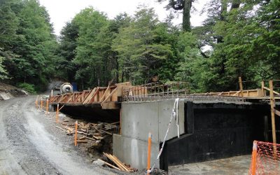 Avanza construcción de puentes en camino al paso internacional Carirriñe