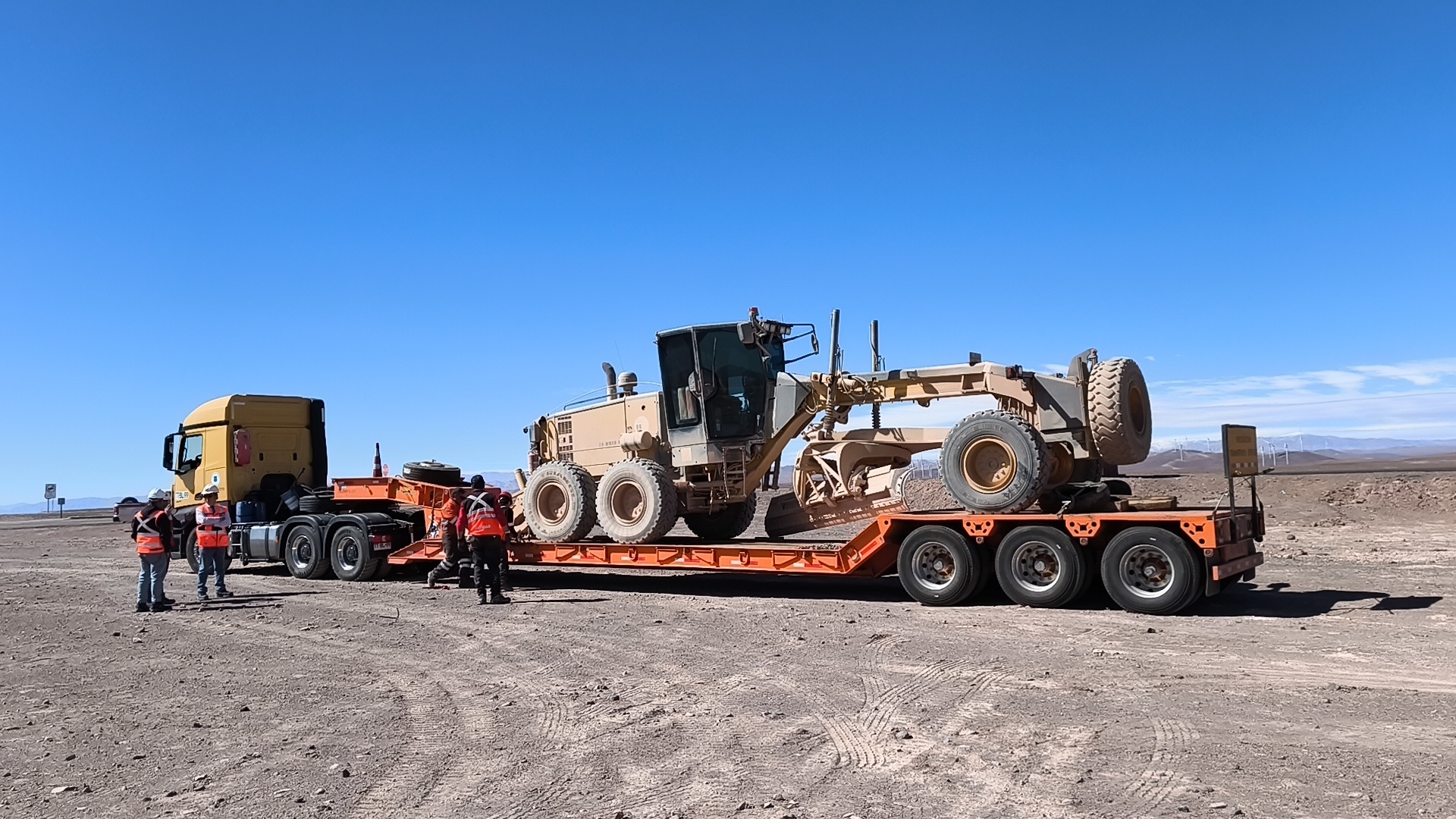 Vialidad traslada maquinaria y personal desde Antofagasta hacia Atacama para apoyar labores de emergencia vial