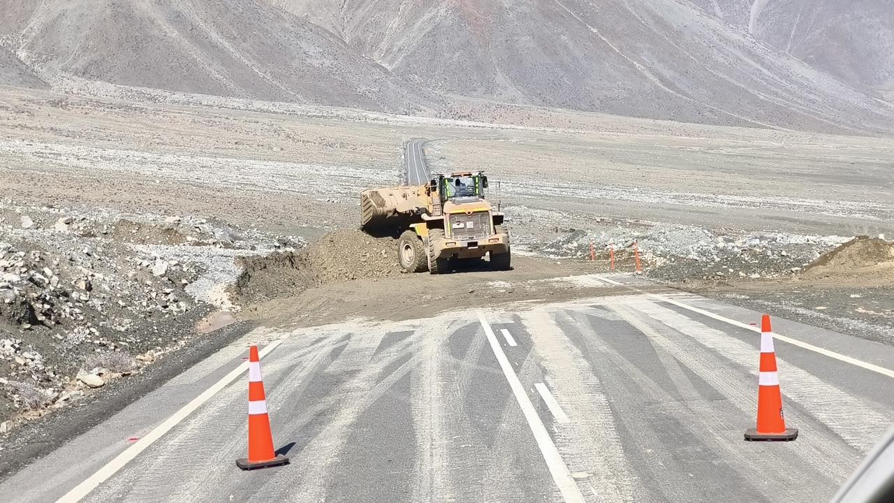 Vialidad de Antofagasta avanza en despeje de ruta 1 al norte de Taltal