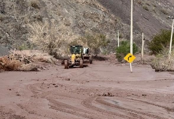 Vialidad de Atacama despliega equipos y maquinaria para resguardar la conectividad en Tierra Amarilla